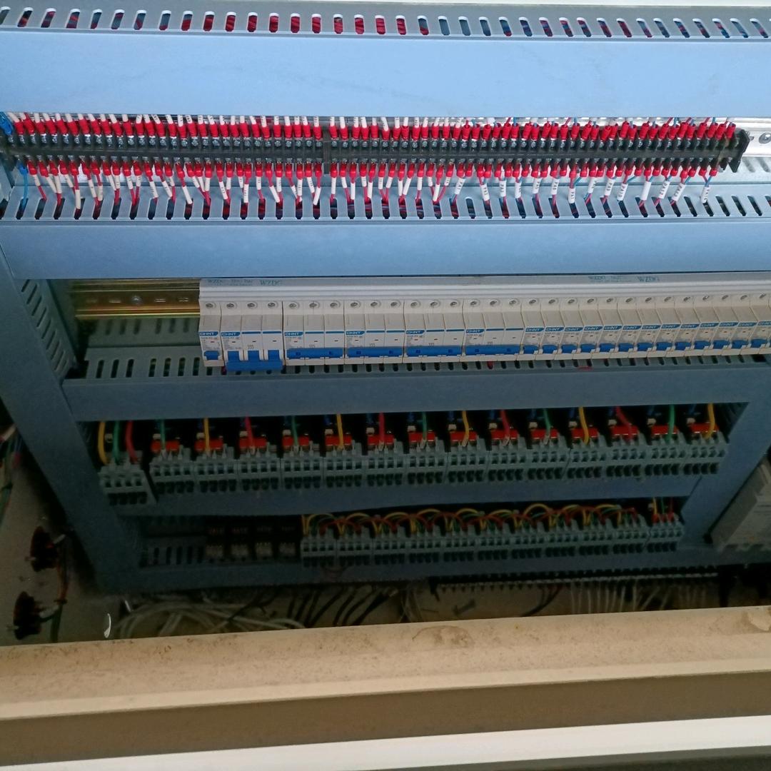 塑机安装调试电气柜尹