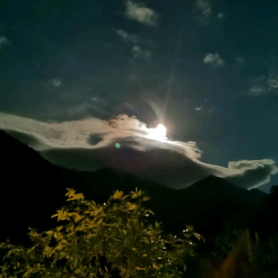 上玄月的天空