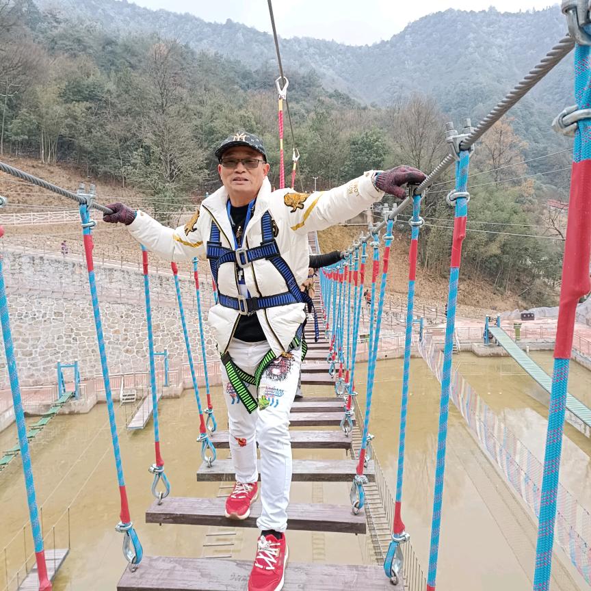 明导：（团队游、定制游、自驾游）