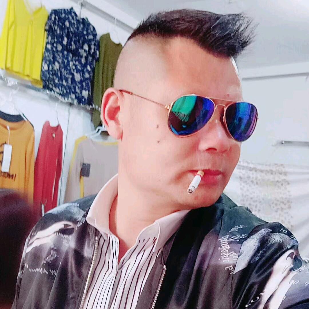 借着月光赶路的人