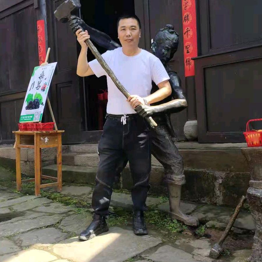 以笑对人