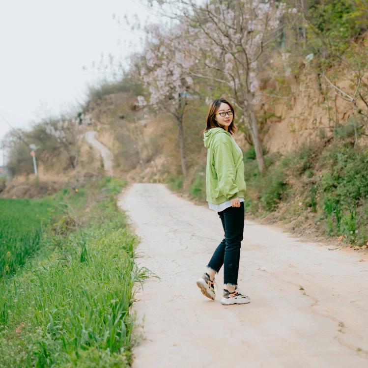 玲儿（新华路麒麟大酒店院内衣帆女装）