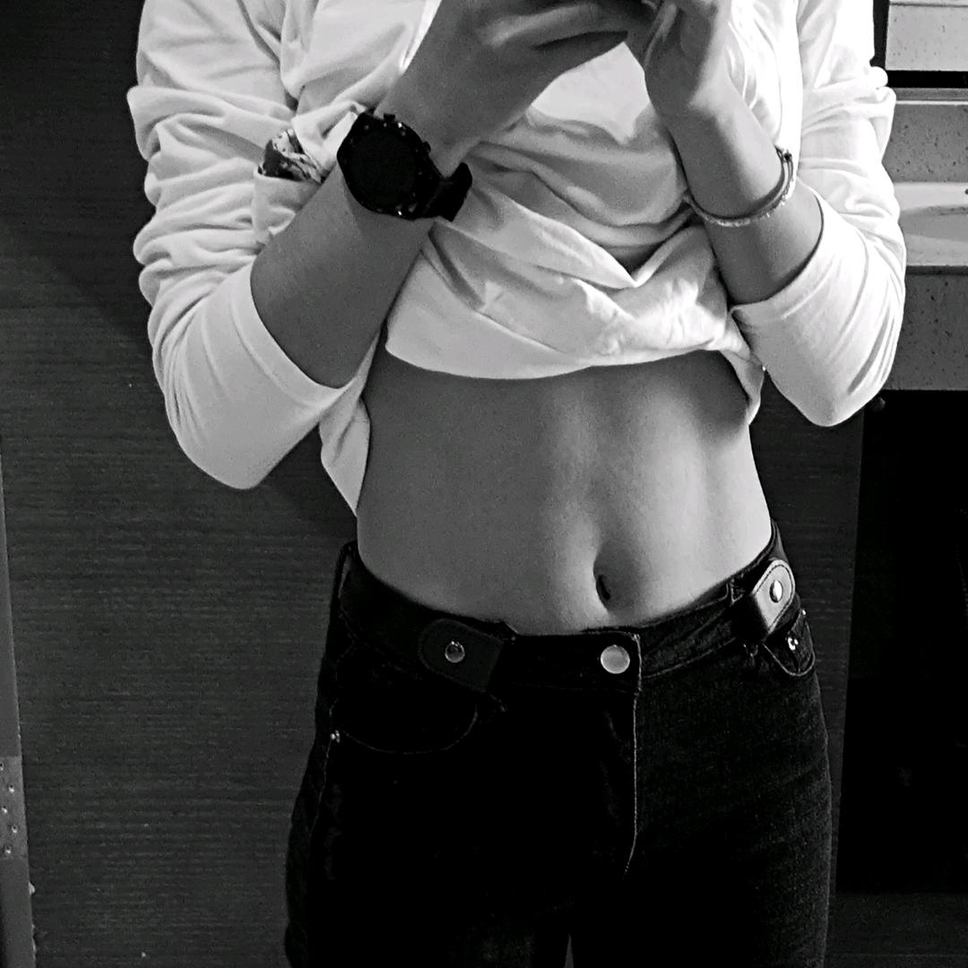 练腹肌的女孩💪