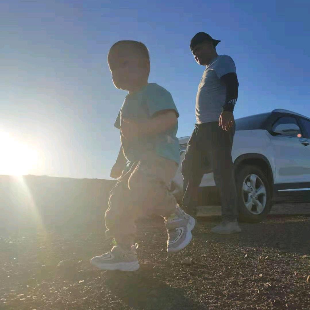 吾拉尓. 胡扎尔