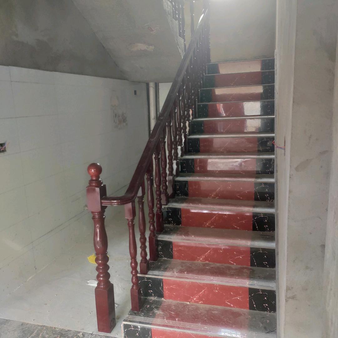 A大爱无疆，楼梯扶手