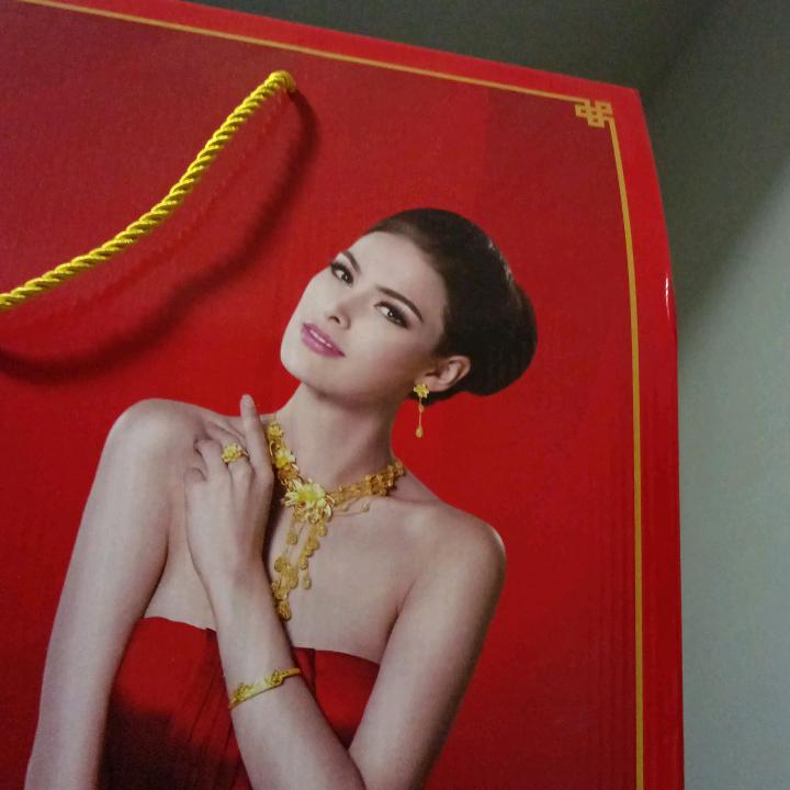 笑得甜甜美美。