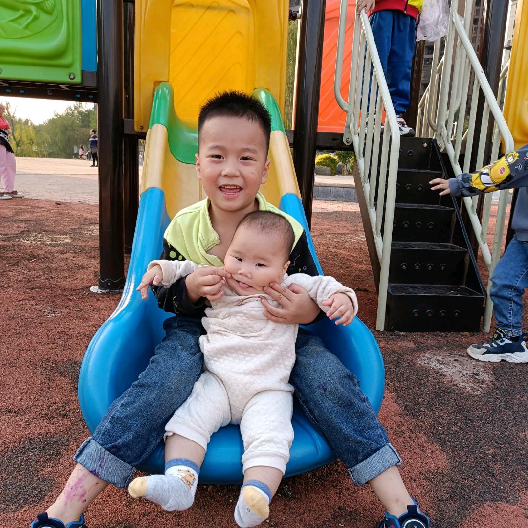 俊凯小可( っ'-')╮ =͟͟͞͞?，