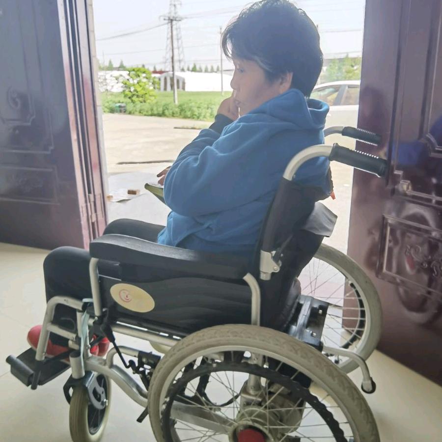 轮椅上的秀娟
