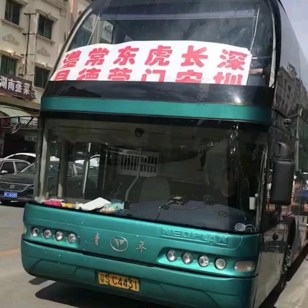 长途客运大巴。