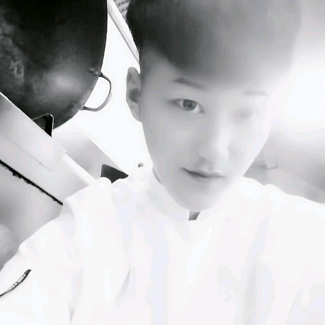爱笑的壮弟