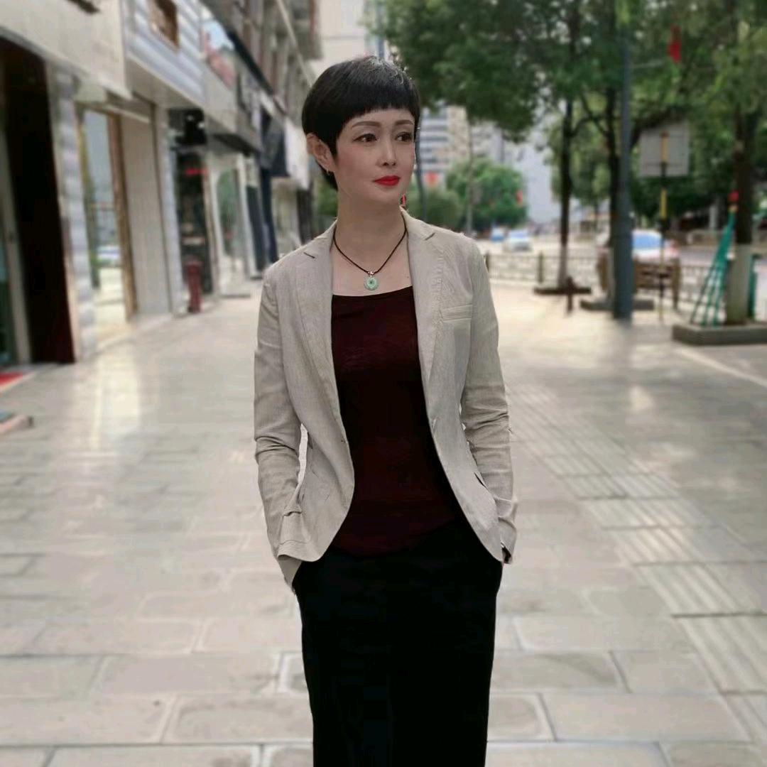 李显飞汇川二妞食品铺子