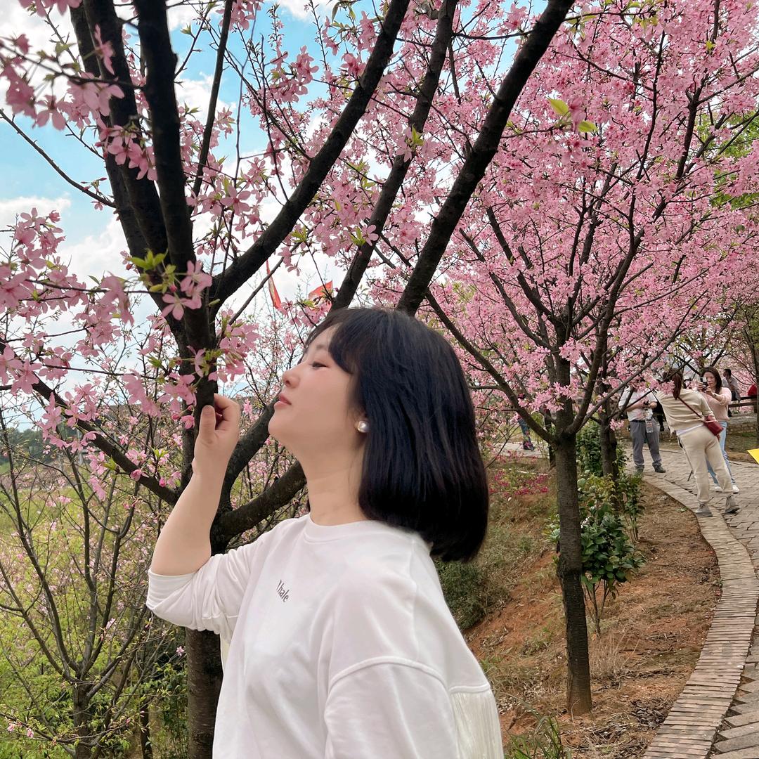 摆摊榨橙汁的小思思