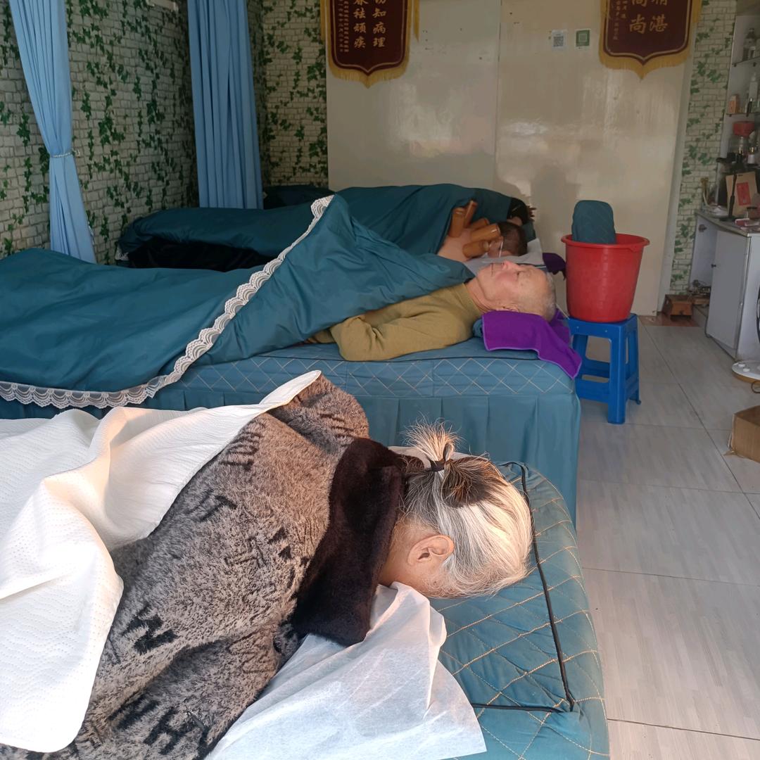 在葛仙山镇开针炙理疗店的彭华