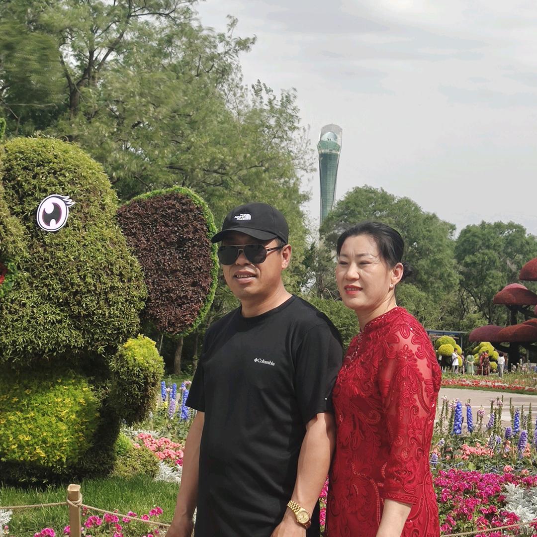 军哥军嫂玩摩旅。