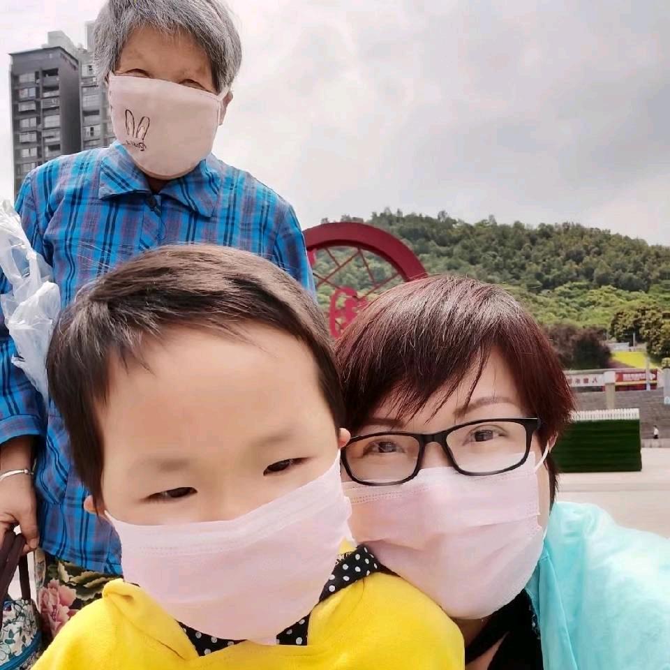 郑意盎然