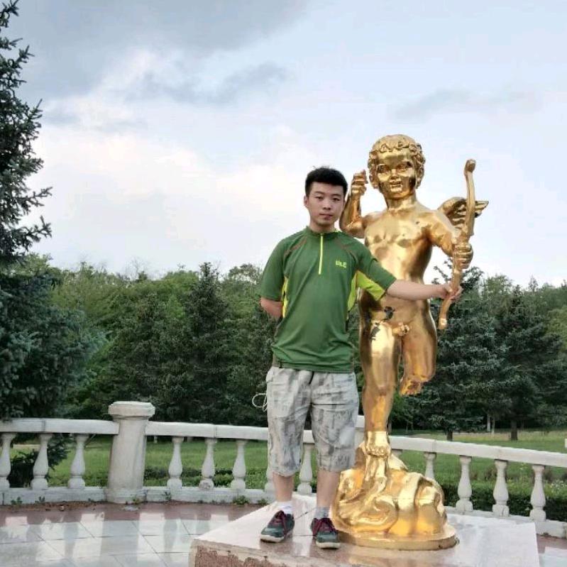 站在雨中等雨停小店