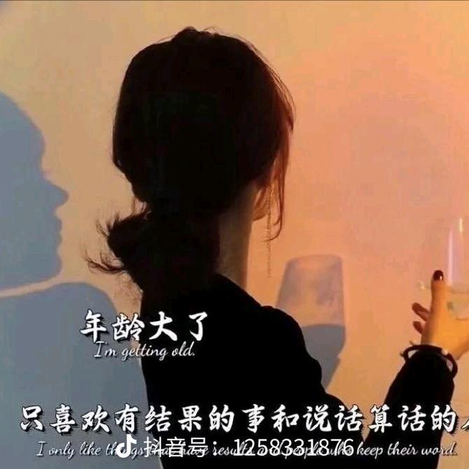 @默～