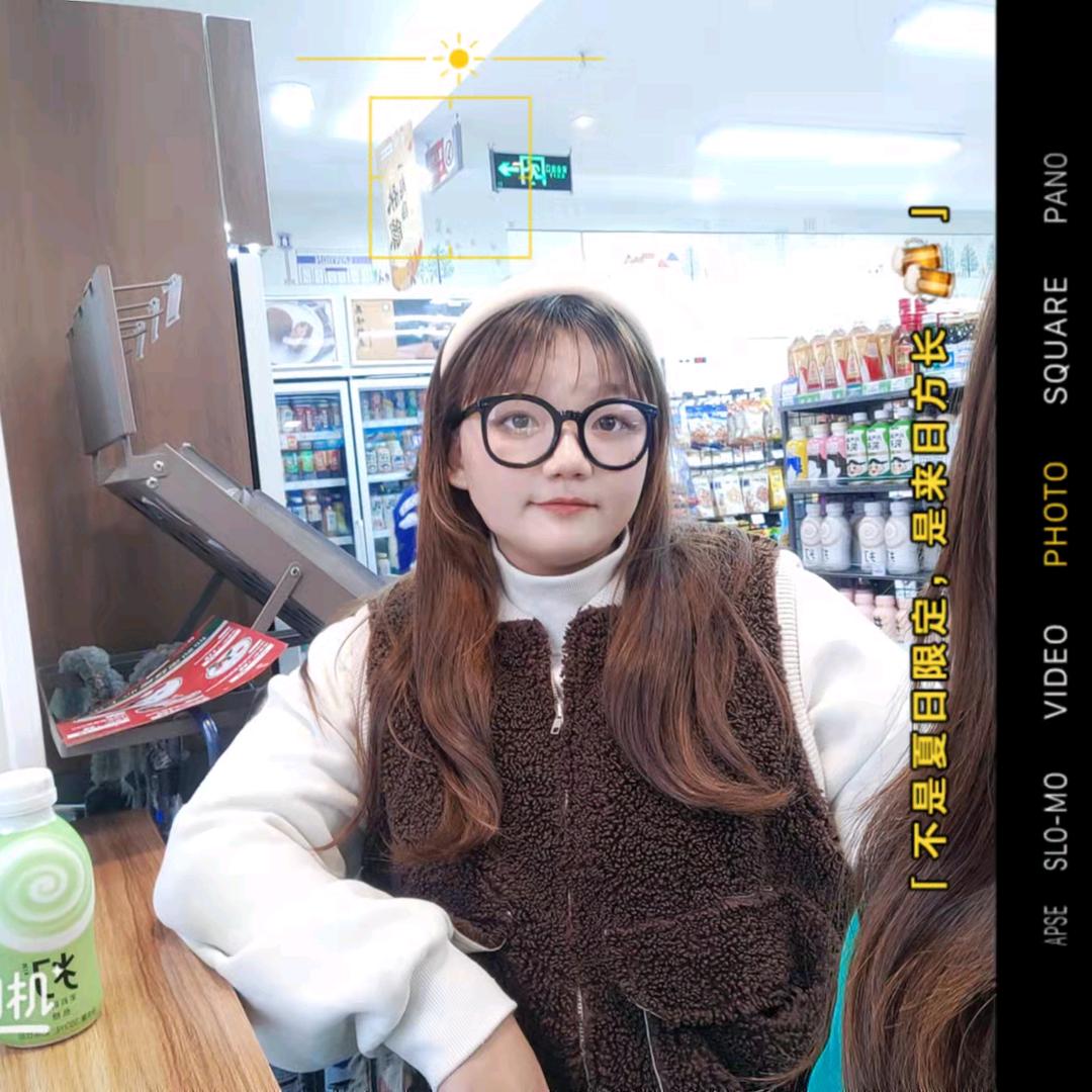 小黄超爱笑！