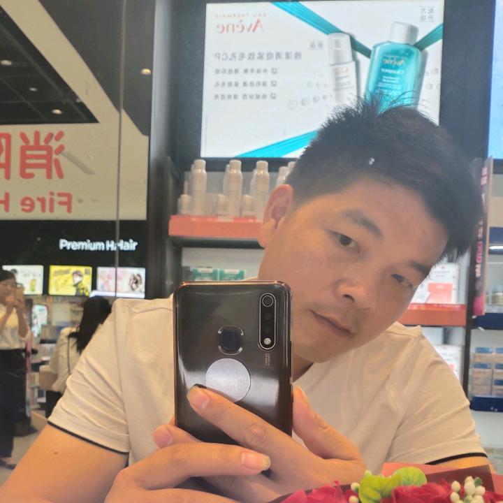罗