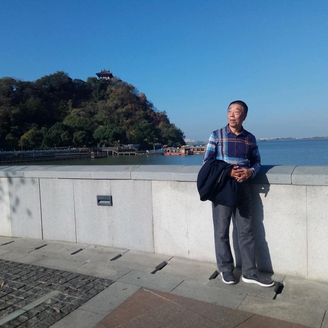 追艾丝缇........八年…⋯一...
