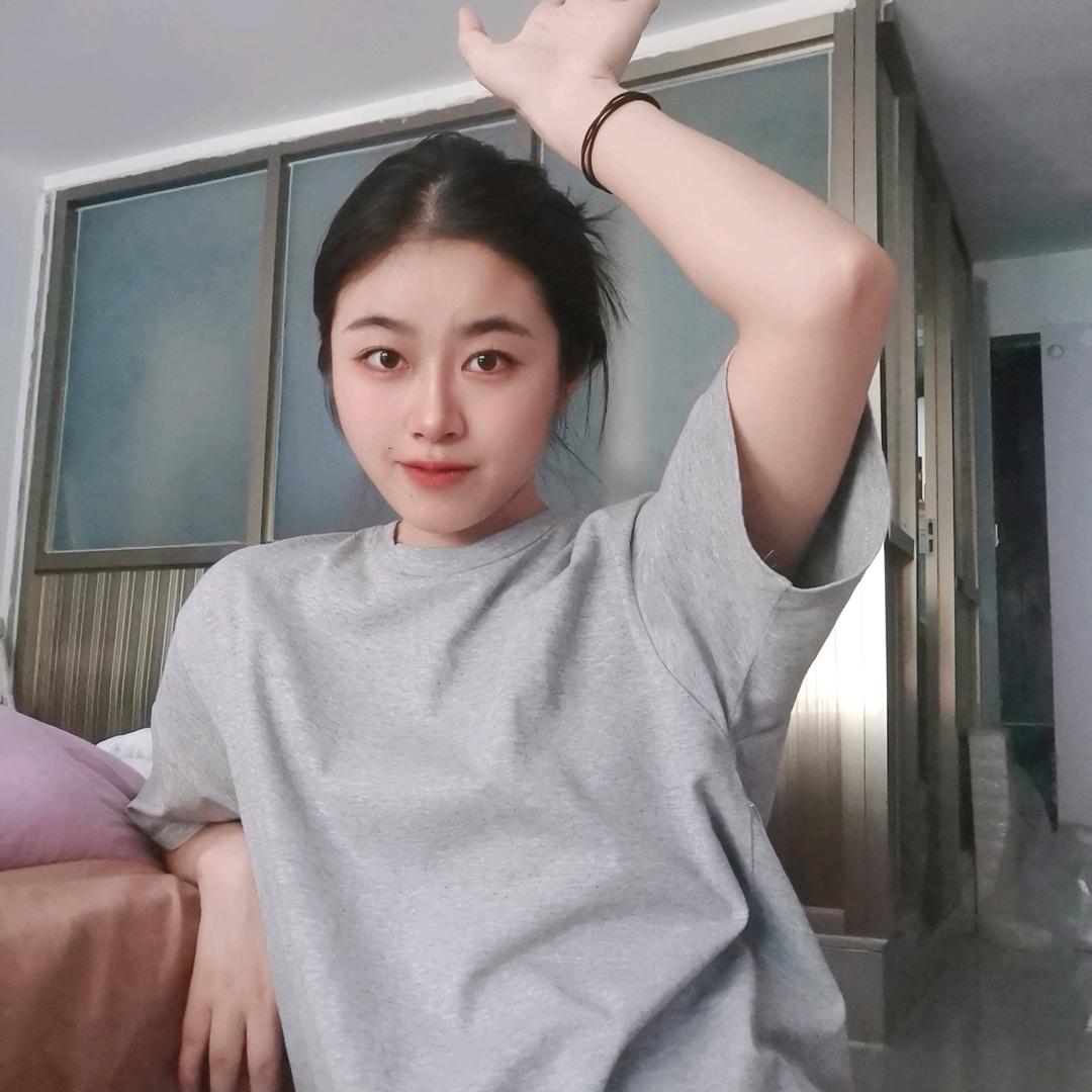 是小何呀