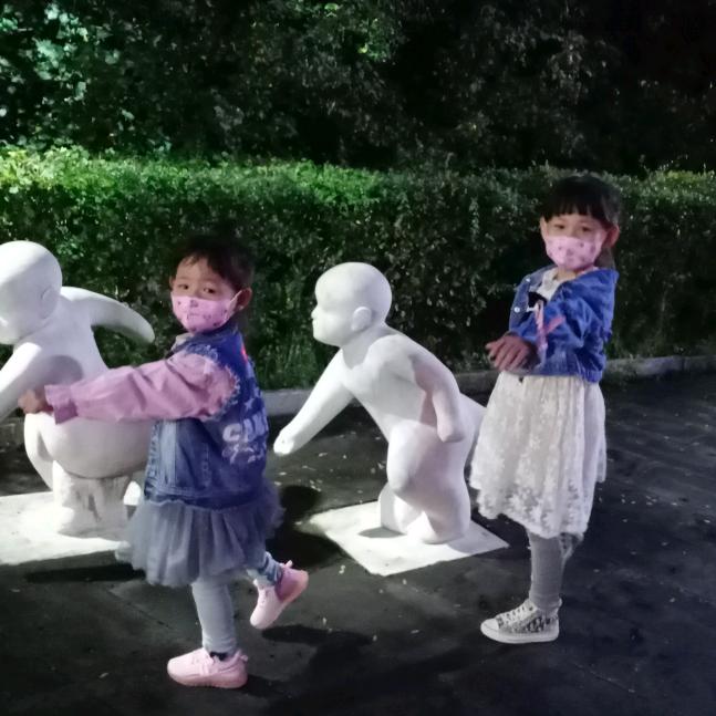 傢有兩個小淘氣