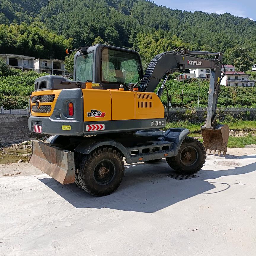 A轮式挖机，小郭