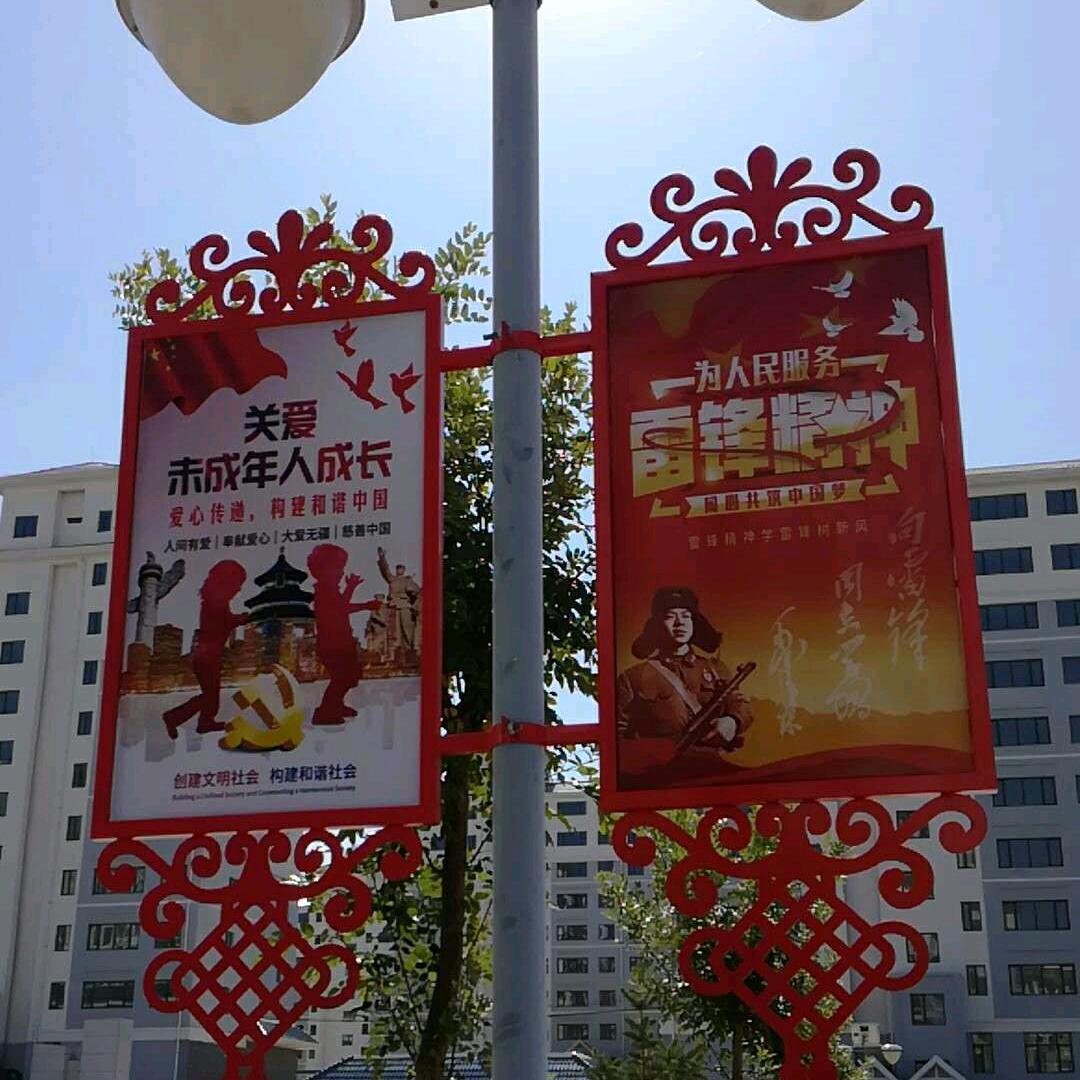 标牌广告的小伙