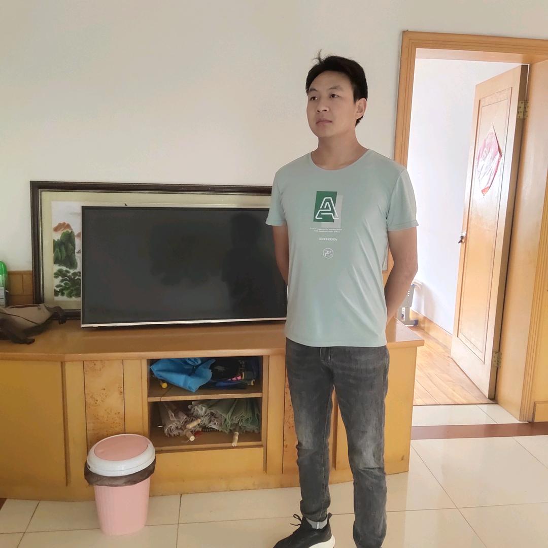 A小挖机拆除，清运垃圾于