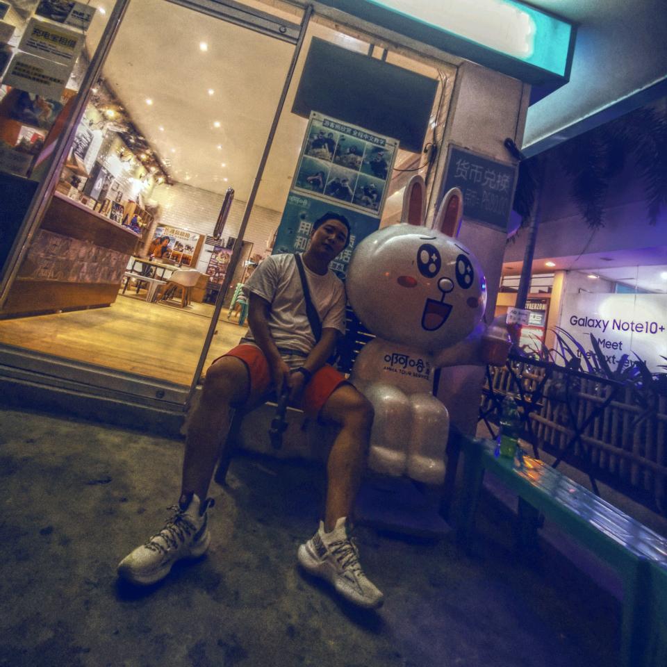 路边一个小哥哥