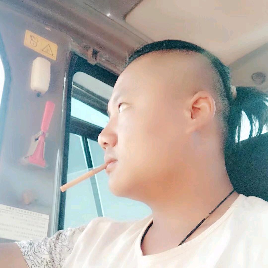 云南  楚雄   双柏   挖机哥小胖