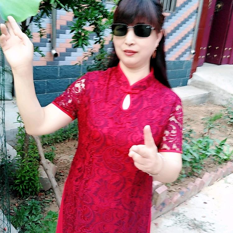 玲姐，每晚上17:30开播。