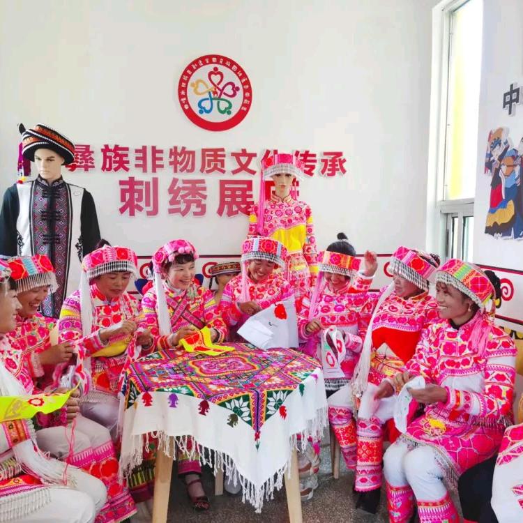 曲靖彝族刺绣服饰张吉花