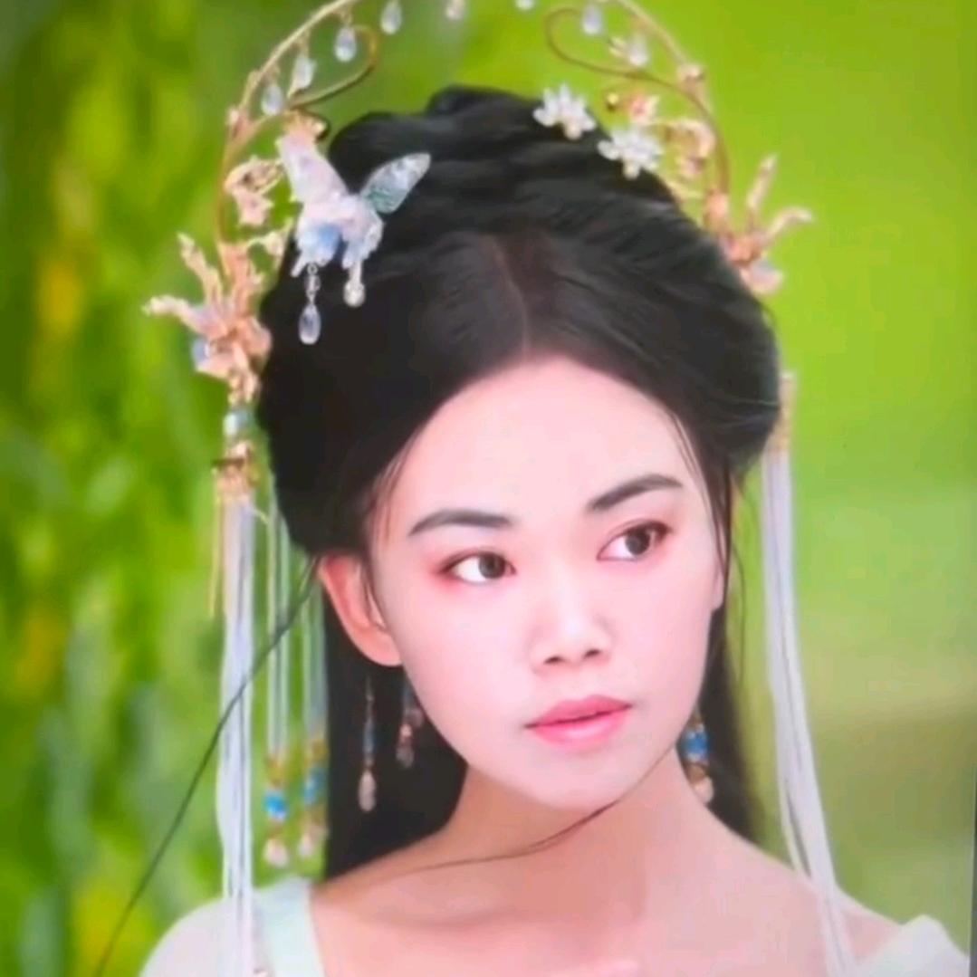 爱吃美食小姐姐