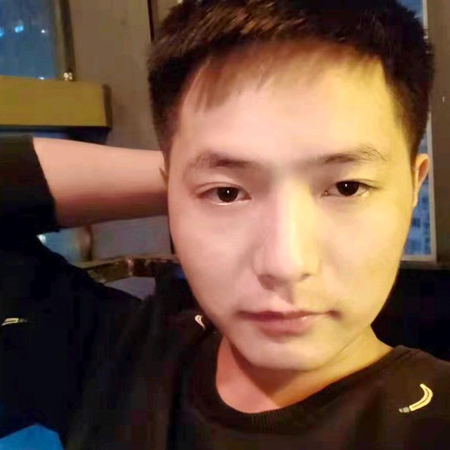 吸着烟徘徊在街头