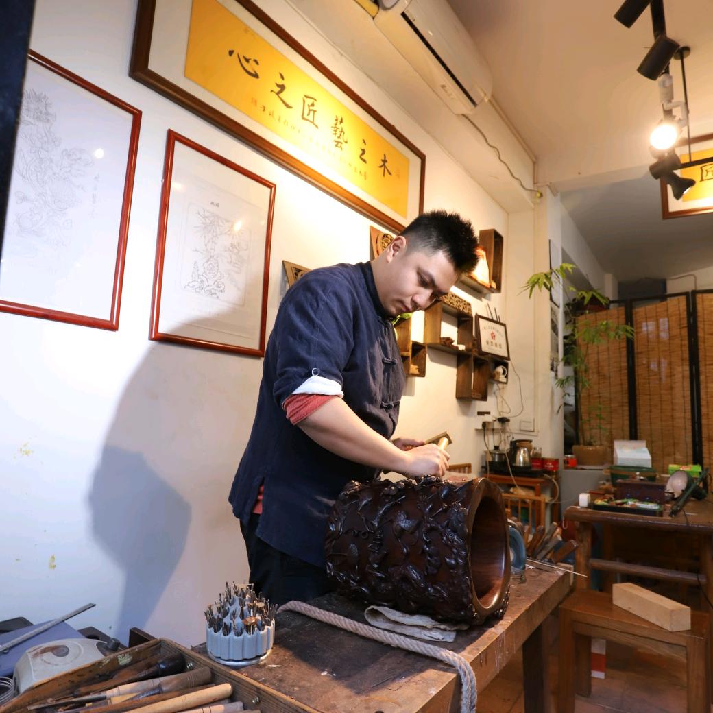 艺木匠何小金工艺品