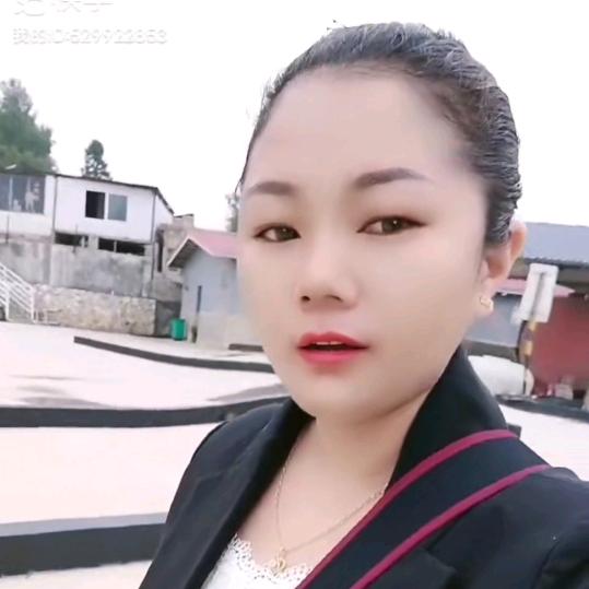 彝家阿妹。端村铁板烧烤鱼