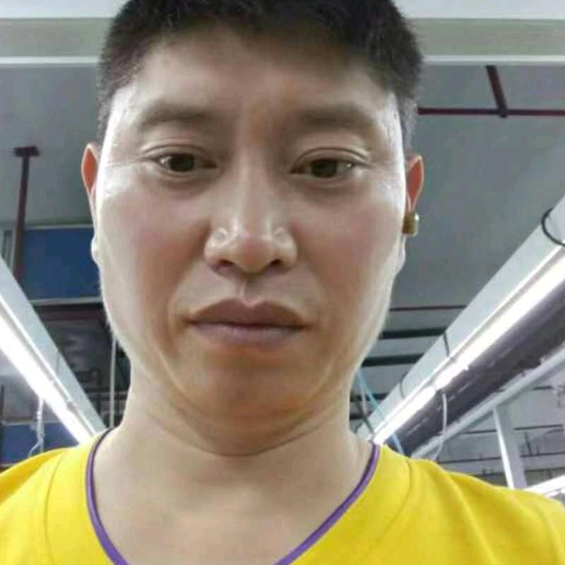 农村大叔独自买醉