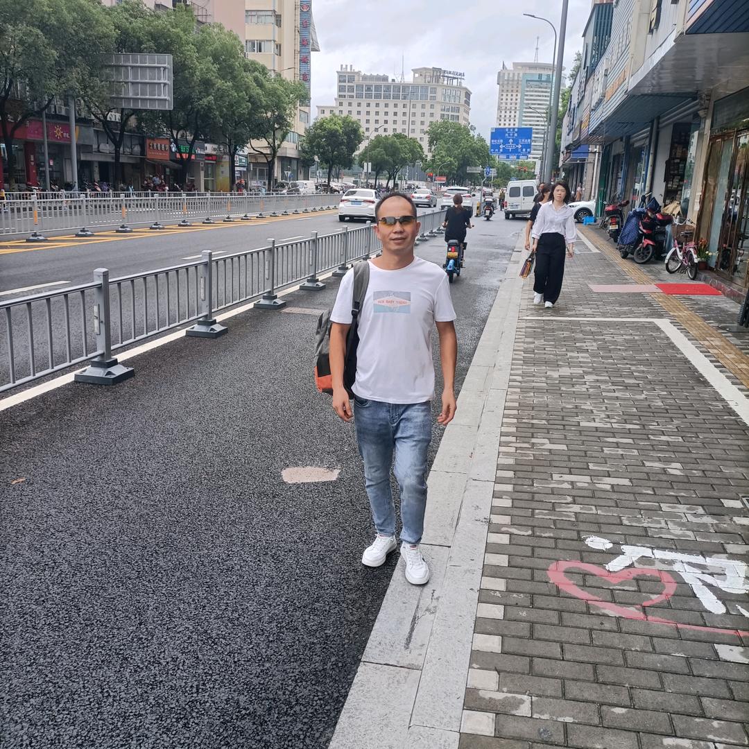 社会太单纯，复杂的是人