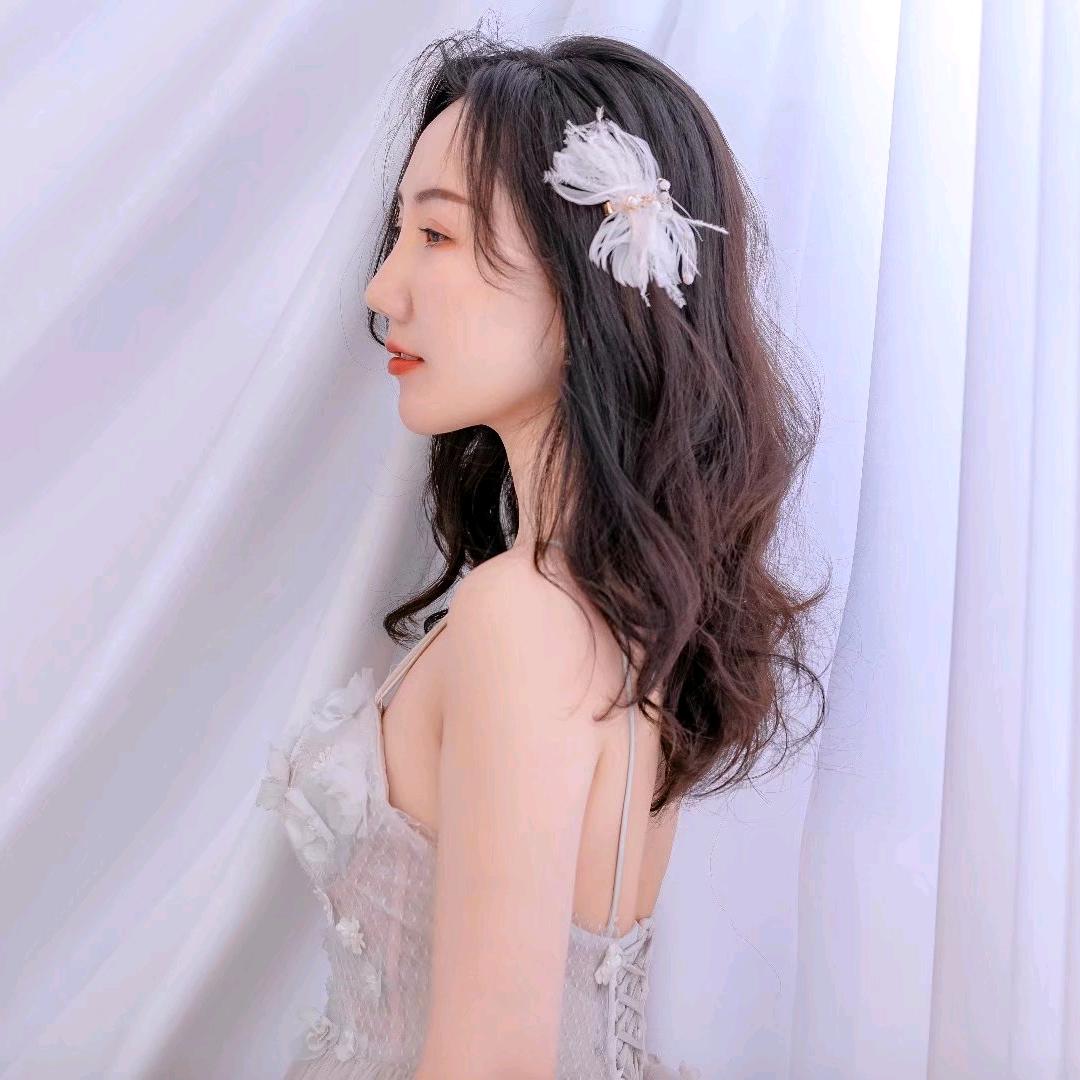 主持人龚菡