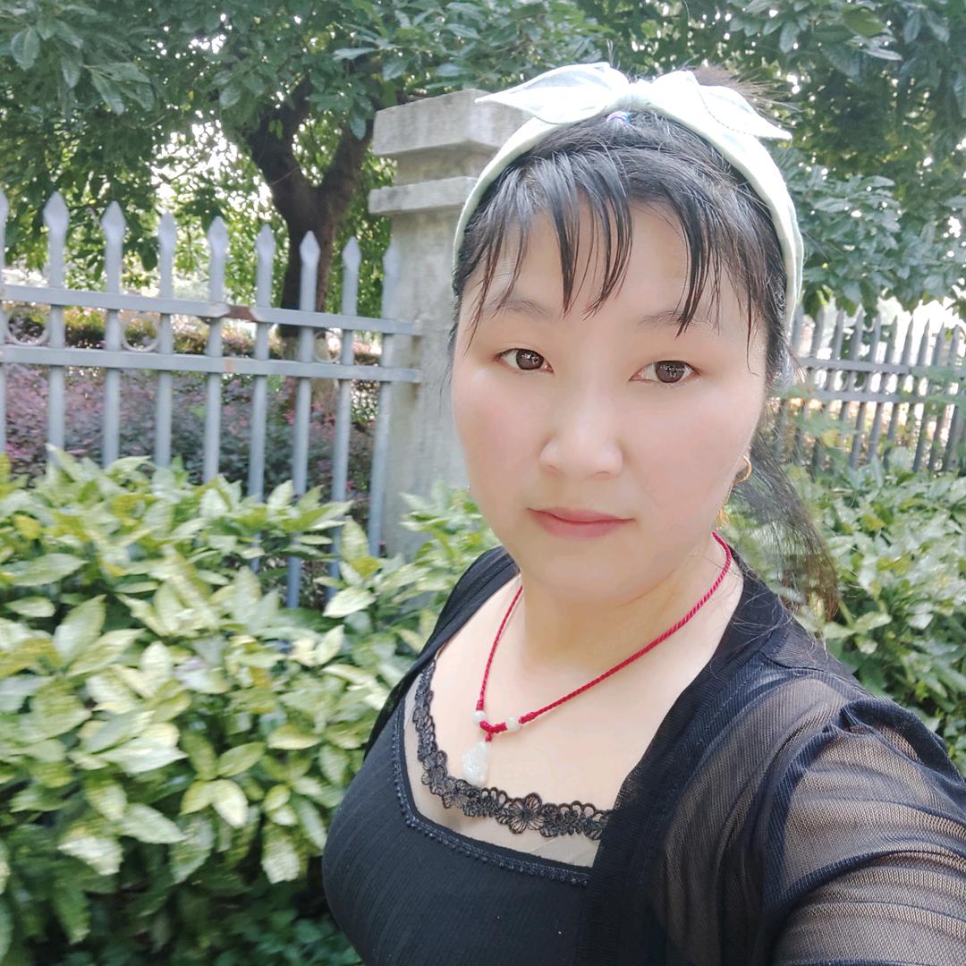 重庆幺妹，喜欢唱歌。