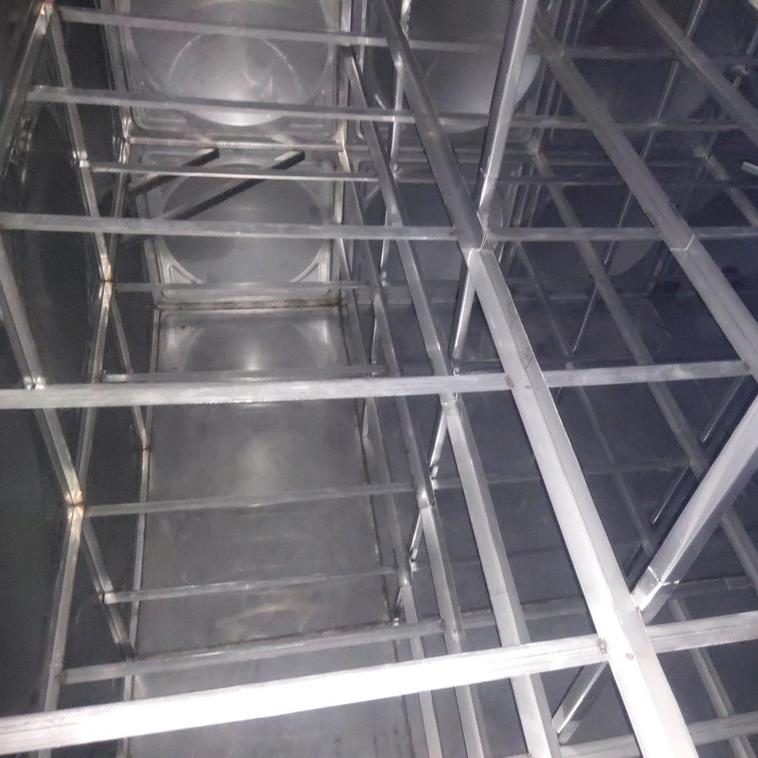 嘴角的烟支半根