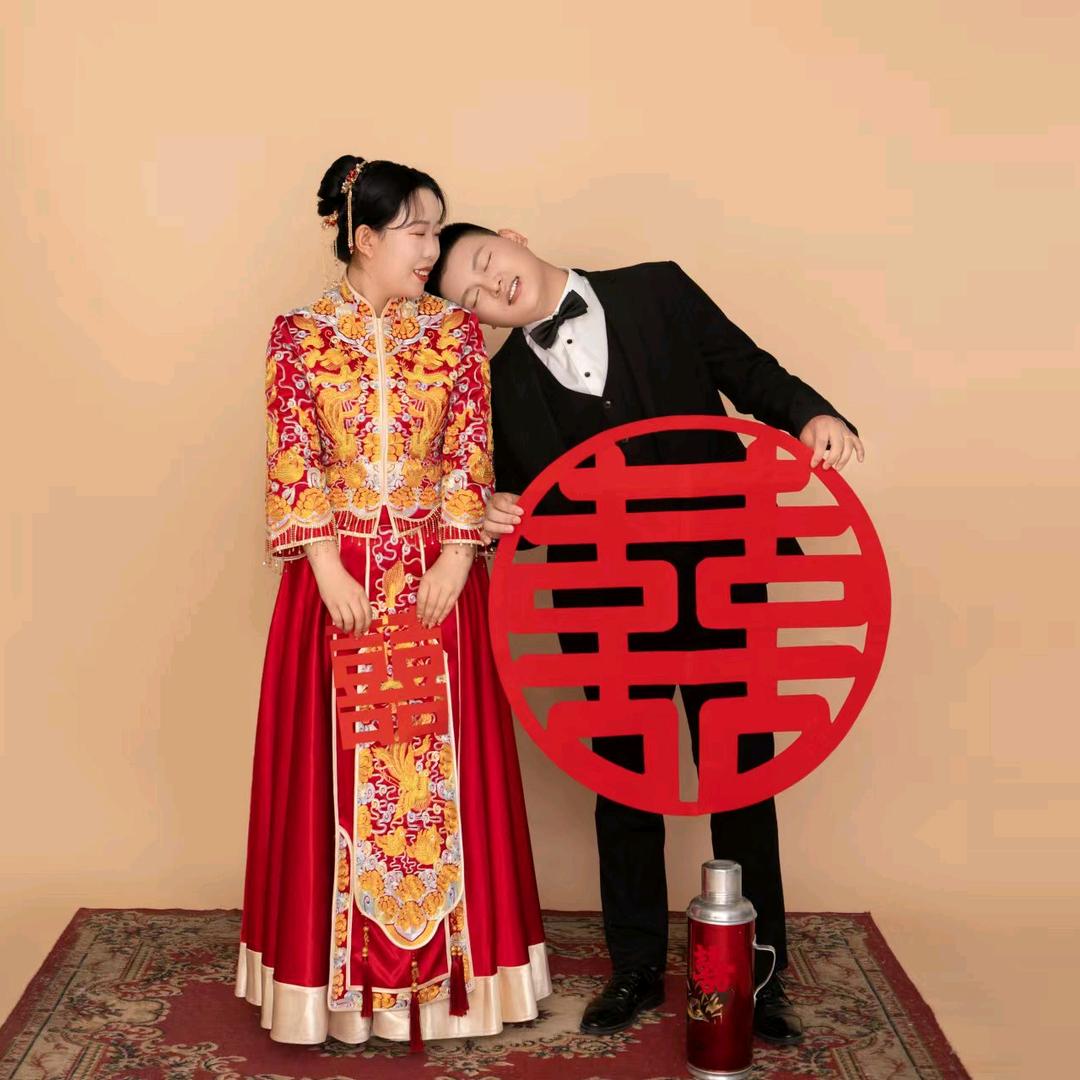 低调的亲年