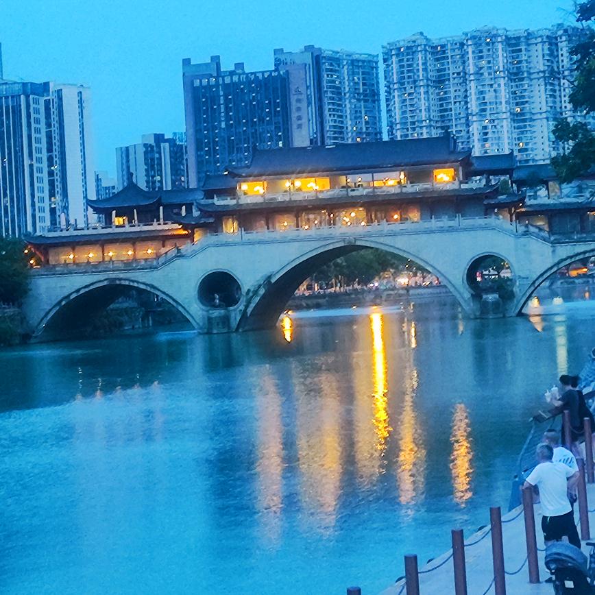 岳****