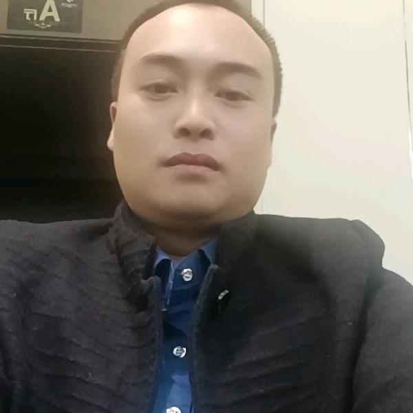 何俊