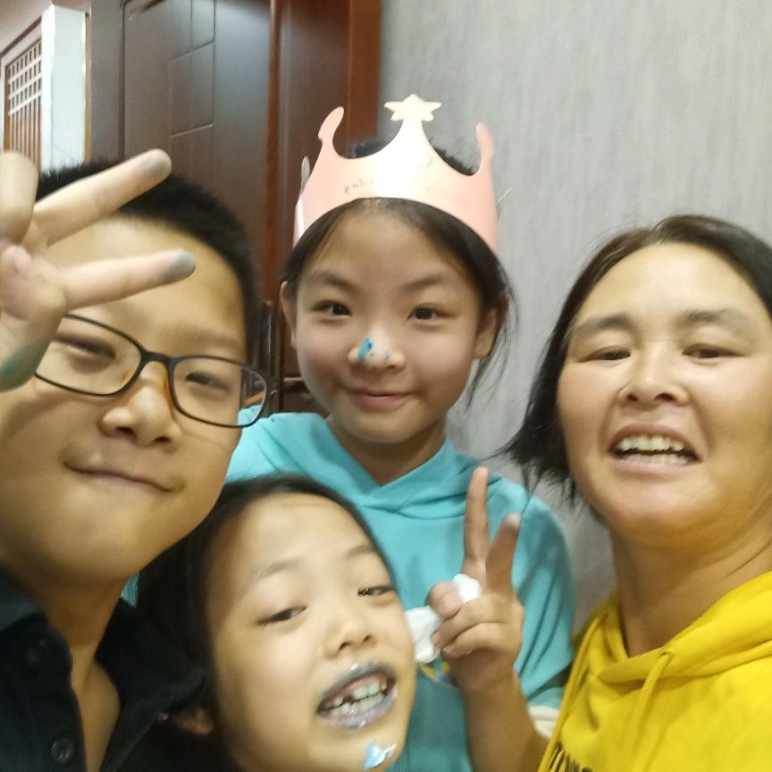 吴付  霞