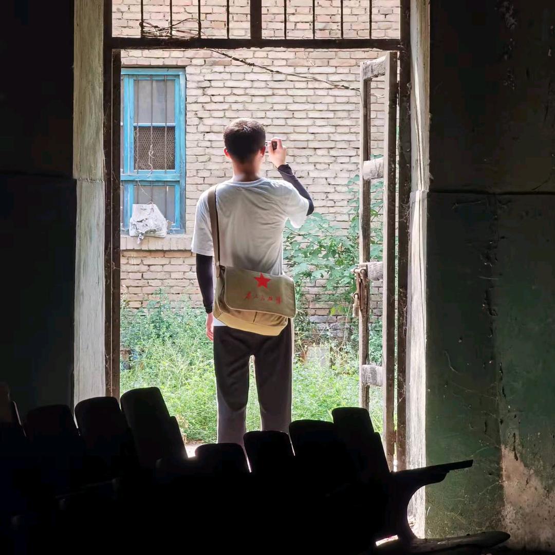 行人请走斑马线