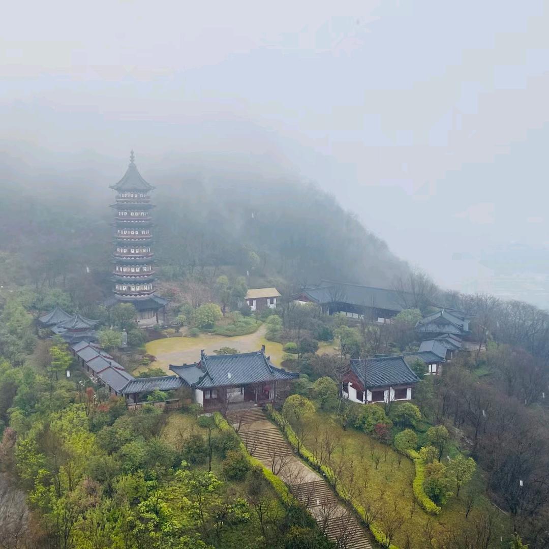 雨天行人略略略