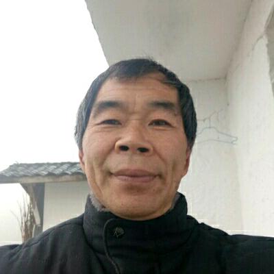 爱乱唱歌的单身老玩童