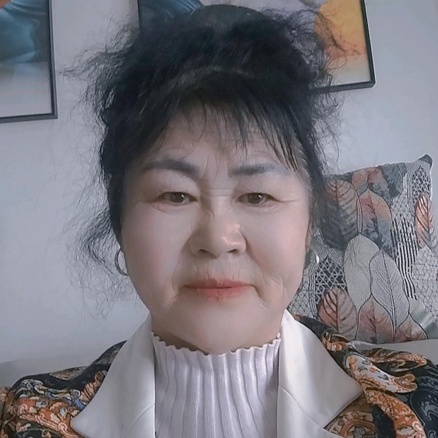 张  素  侠